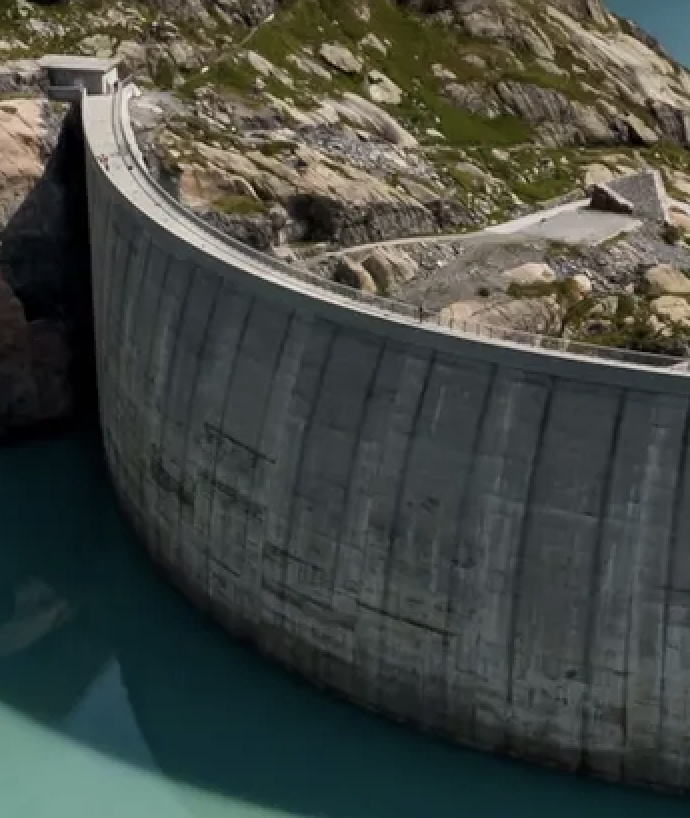 Barrage voûte en béton en montagne au-dessus de sa retenue
