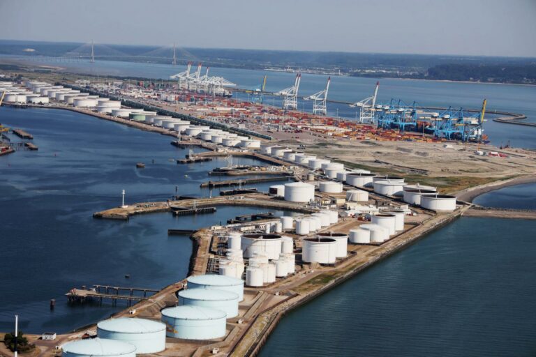 Silos industriels au port, secteur industrie