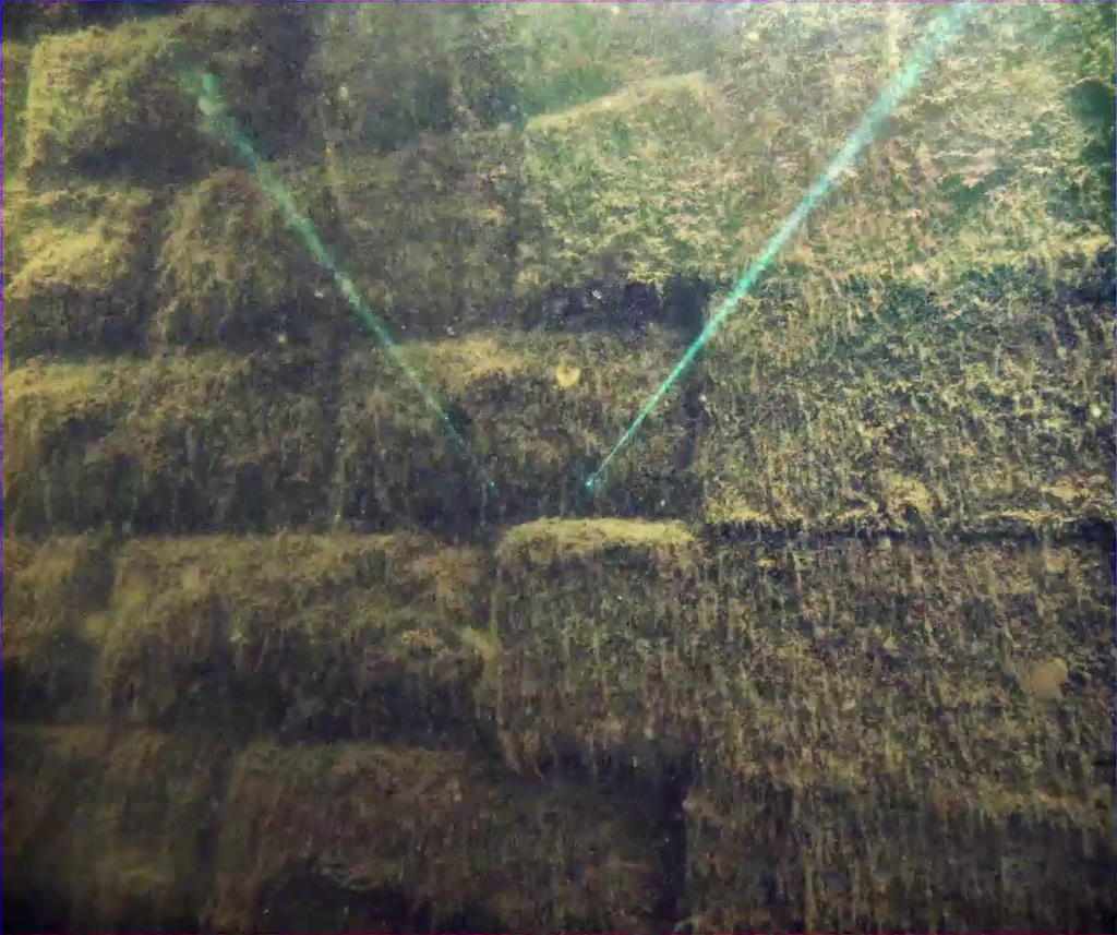 Vue caméra du ROV : parement en maçonnerie avec les faisceaux du laser de mesure